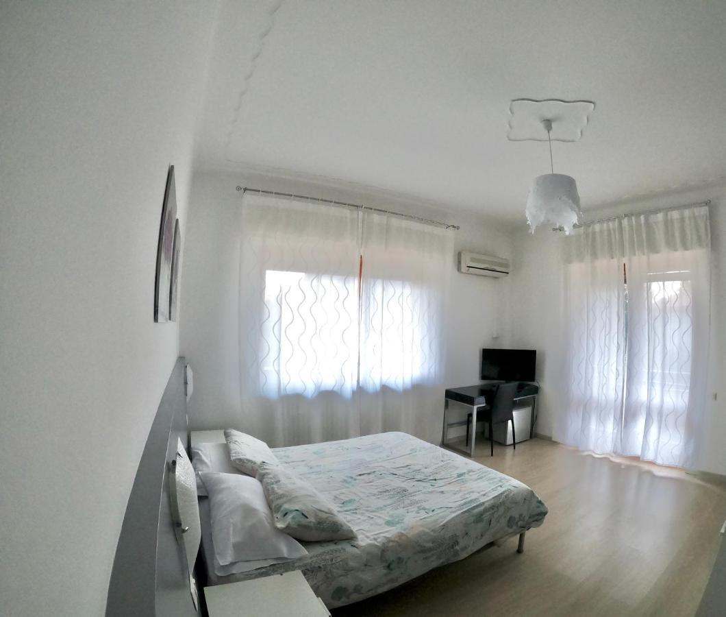 Bella Vita Guesthouse -Parcheggio Privato Interno Arona Exteriér fotografie