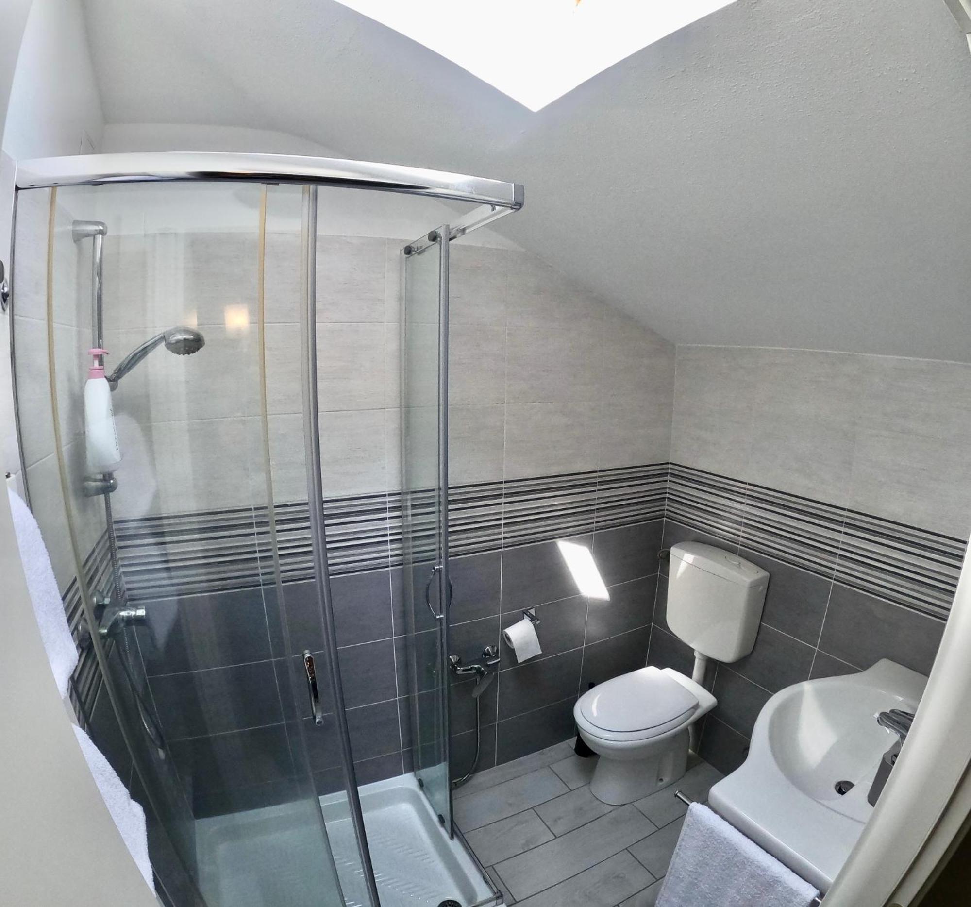 Bella Vita Guesthouse -Parcheggio Privato Interno Arona Exteriér fotografie