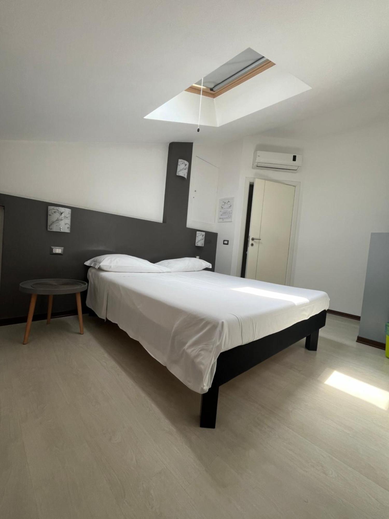 Bella Vita Guesthouse -Parcheggio Privato Interno Arona Exteriér fotografie