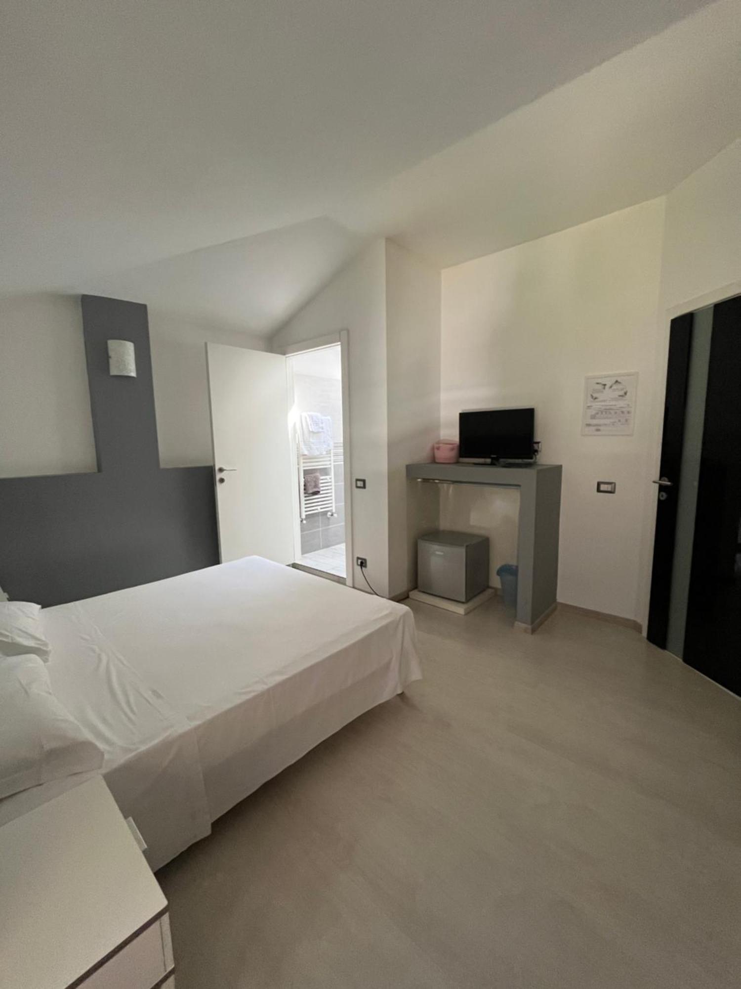 Bella Vita Guesthouse -Parcheggio Privato Interno Arona Exteriér fotografie