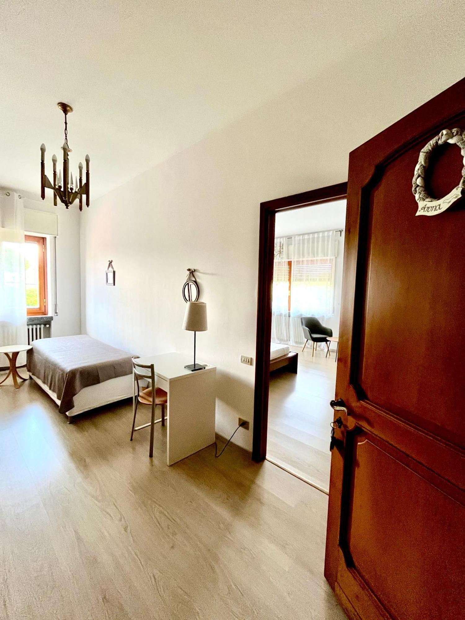 Bella Vita Guesthouse -Parcheggio Privato Interno Arona Exteriér fotografie